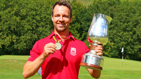 Marian Ludwig (GC Am Habsberg) mit Siegerpokal.